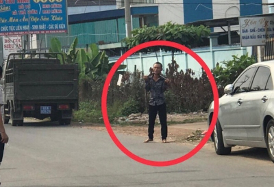 Người đàn ông cầm dao kề vào cổ, chạy vào nhà dân cố thủ nhiều giờ, cả khu phố khiếp sợ