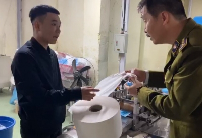 Nóng: Bắt quả tang DN dùng giấy vệ sinh thay vải kháng khuẩn sản xuất khẩu trang