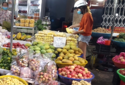Vải thiều đầu mùa đã lo ế, giá rẻ