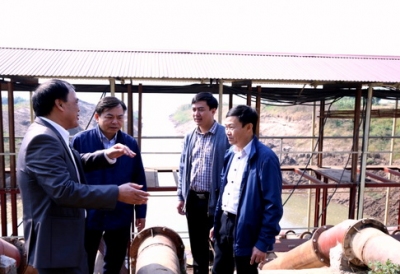 Lấy nước gieo cấy vụ đông xuân vượt tiến độ trong điều kiện khó khăn