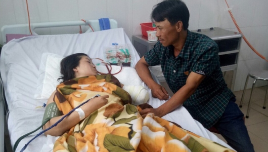 Cô giáo nghèo gặp nạn thương tâm, hiệu trưởng tức tốc nhờ chủ tịch xã chở đi cấp cứu