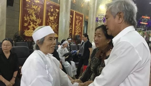 Hàng trăm người tiễn đưa Anh hùng phi công Nguyễn Văn Bảy về đất mẹ