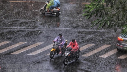 Bắc Bộ và Trung Bộ có mưa dông, trời bắt đầu chuyển rét