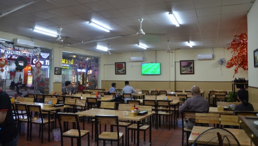 Sợ bị phạt nồng độ cồn, người hâm mộ bỏ quán nhậu, đổ đến cafe xem trận Việt Nam - UAE