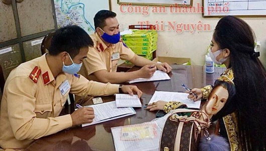 Cô gái lái ô tô đi không đúng phần đường còn livestream trên Facebook bị phạt 4 triệu đồng